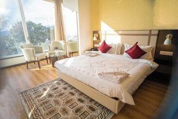 هتل Dhauladhar Heights Resort