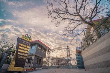 هتل Dhauladhar Heights Resort