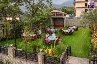 هتل Dhauladhar Heights Resort