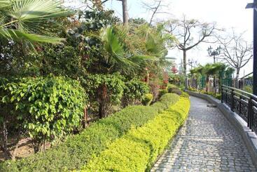 هتل Dhauladhar Heights Resort