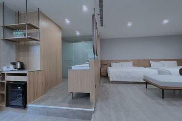 هاستل Jiji Plus