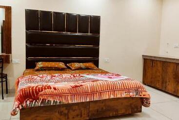 The Rajmani Motel Luxury Studios Lpu Law Gate