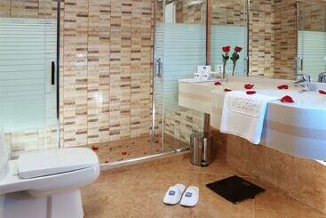 هتل Best Western Plus Salmiya