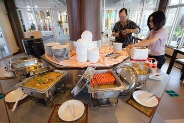 هتل Charoenchit House