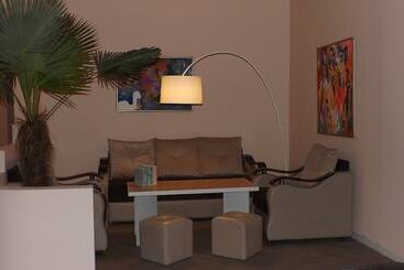 هتل Holiday Hostel