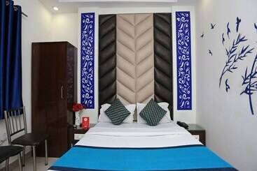 هتل Oyo Rooms Arakashan Road 7875