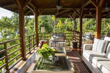 هتل Playa Cativo Lodge