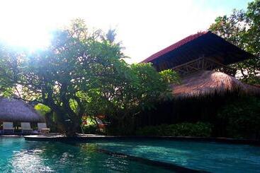 هتل Sejuk Cottages