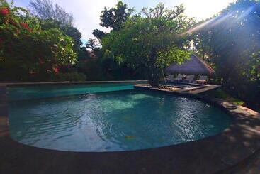 هتل Sejuk Cottages
