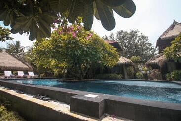 هتل Sejuk Cottages
