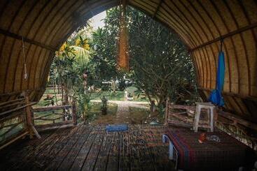 هتل Sejuk Cottages
