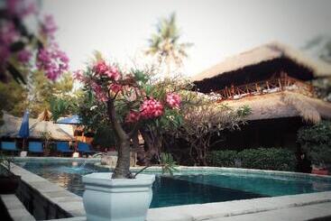 هتل Sejuk Cottages