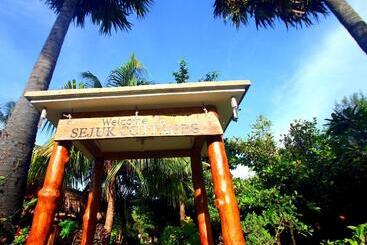 هتل Sejuk Cottages