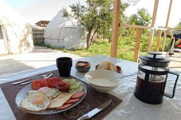 تختخواب و صبحانه Yurt Stay In Downtown