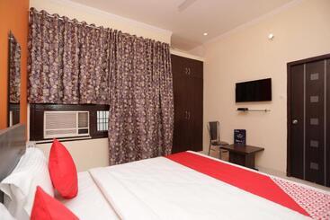 هتل O Greenview Inn Near Munshi Pulia Metro Station