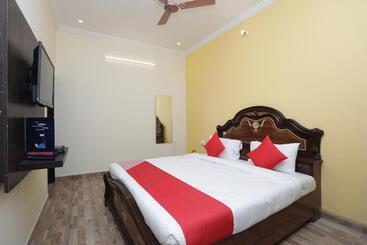 هتل O Greenview Inn Near Munshi Pulia Metro Station