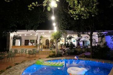 هاستل Mad Monkey Dumaguete