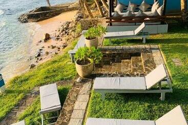 Let’s Sea Beach Front Hostel Unawatuna