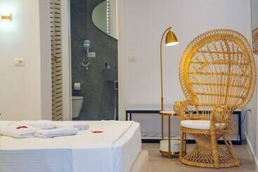 هتل Adam & Eve Suites