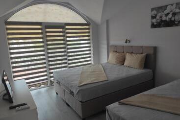 پانسیون Sunny House Apartments