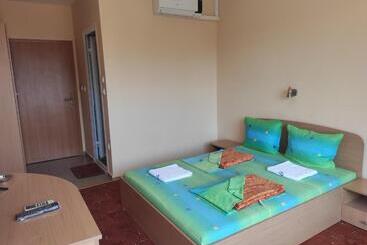پانسیون Sunny House Apartments