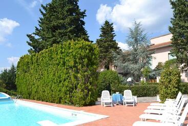 Appartamento Con Piscina E Tennis