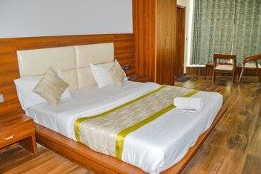 Fabhotel The Golf Inn