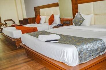 Fabhotel The Golf Inn