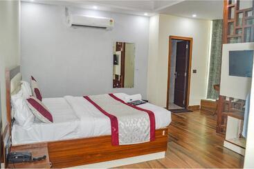 Fabhotel The Golf Inn