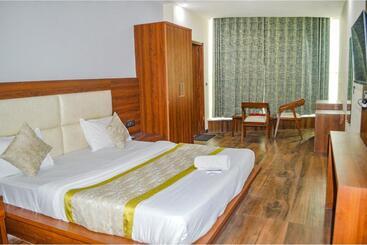 Fabhotel The Golf Inn