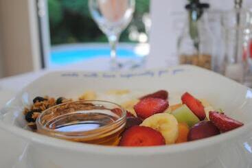 تختخواب و صبحانه 6 On Morris Guest Lodge