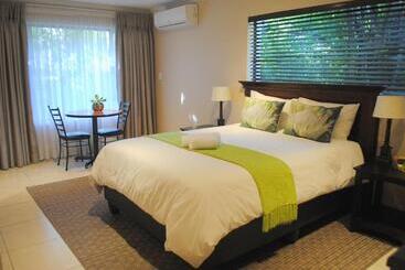 تختخواب و صبحانه 6 On Morris Guest Lodge