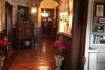 تختخواب و صبحانه Burke Mansion