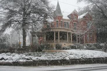 تختخواب و صبحانه Burke Mansion