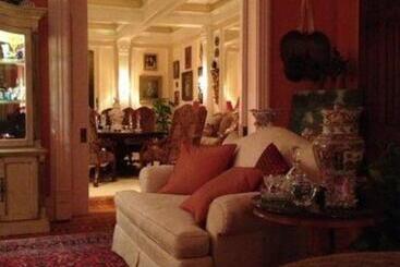تختخواب و صبحانه Burke Mansion
