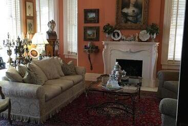 تختخواب و صبحانه Burke Mansion