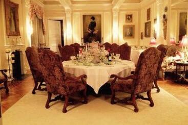 تختخواب و صبحانه Burke Mansion