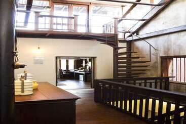 هتل Baan Luang Rajamaitri Historic Inn