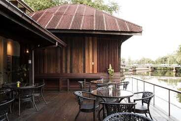 هتل Baan Luang Rajamaitri Historic Inn