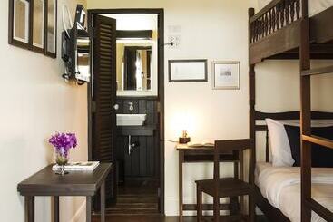 هتل Baan Luang Rajamaitri Historic Inn