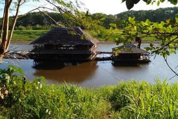 هتل Cabaña Flotante Kurupira