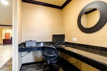 Cobblestone Hotel & Suites   Mccook