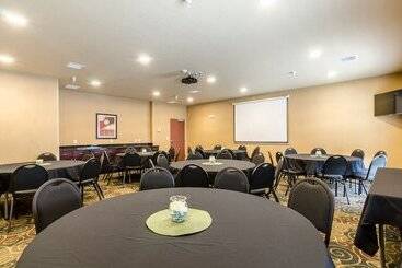 Cobblestone Hotel & Suites   Mccook