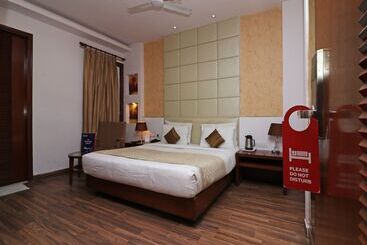 هتل Oyo Premium Neelam Chowk