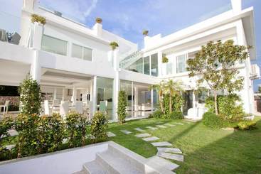Жильё для туристов Villa 7th Heaven Beach Front
