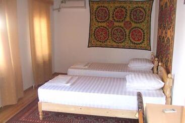 مبيت وإفطار Sarrafon Guest House