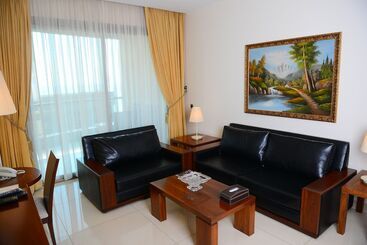 هتل Dolphin Royal Suites