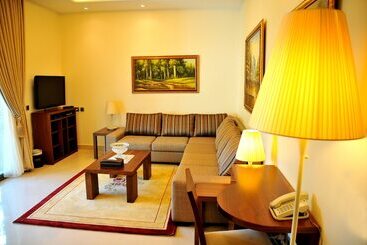 هتل Dolphin Royal Suites