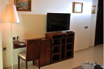 هتل Dolphin Royal Suites