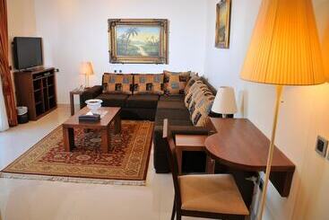 هتل Dolphin Royal Suites